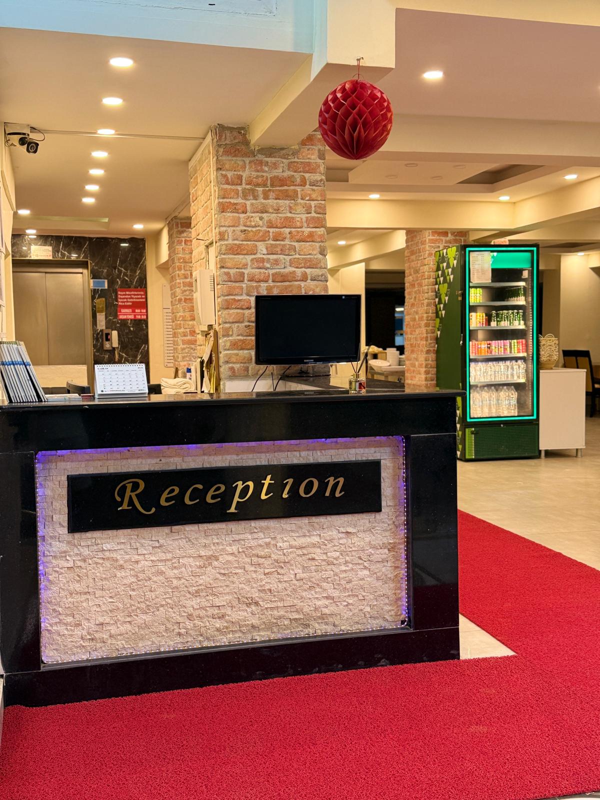 Holiday Hotel Kızkalesi resepsiyon ve lobi