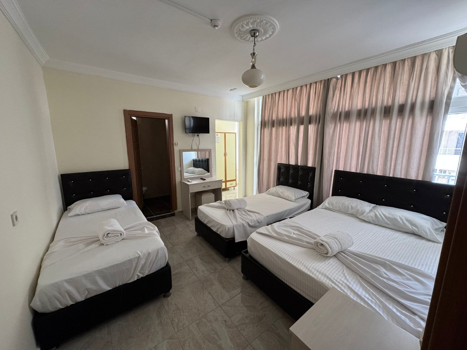 Holiday Hotel 4 Kişilik Oda